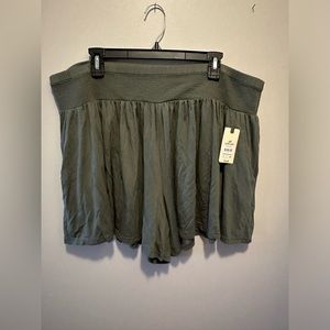 Elastic green skort